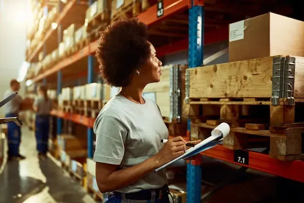 Quais motivos para implementar o SKU no sistema de logística de uma empresa?